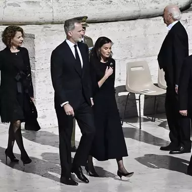 Βασίλισσα Letizia | Το ιστορικό κόσμημα που φόρεσε στην κηδεία του Πάπα Φραγκίσκου