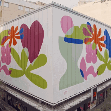 Ζωγραφίζοντας το μέλλον | Η νέα πρόσοψη του πολυκαταστήματος notos δίνει πολύχρωμο παλμό στην πόλη