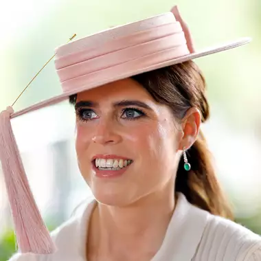 Πριγκίπισσα Ευγενία | Μαγνήτισε τα βλέμματα φορώντας ένα σατέν φόρεμα με σκίσιμο στο πόδι