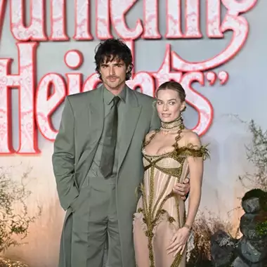 Jacob Elordi | Η όμορφη χειρονομία στη Margοt Robbie στην πρεμιέρα της ταινίας Ανεμορδαρμένη Ύψη