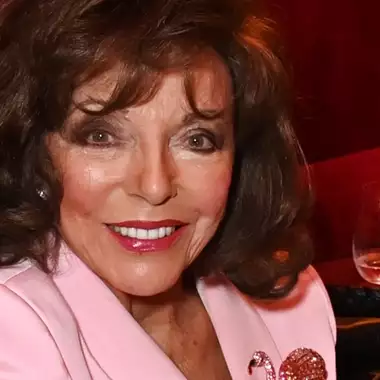 Joan Collins | H 92χρονη σταρ εντυπωσιάζει σε σπάνια φωτογραφία με την κόρη της