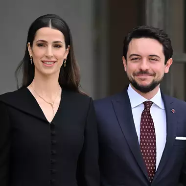 Πρίγκιπας Hussein & πριγκίπισσα Rajwa | Σε σπάνιο πορτρέτο με την κόρη τους πριγκίπισσα Iman για τον ερχομό του νέου έτους