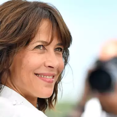 "Μείον 2 κιλά τις πρώτες εβδομάδες": Η μέθοδος αδυνατίσματος της Sophie Marceau για να παραμένει σε φόρμα μετά τα 50