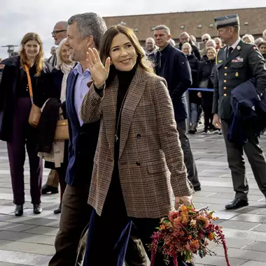 H Mary της Δανίας με το μπορντό Massimo Dutti σακάκι που ταιριάζει με όλα