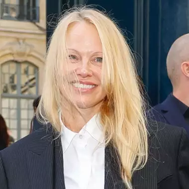 Η Pamela Anderson έχει ένα σπουδαίο μήνυμα να στείλει με την υποψηφιότητά της στις φετινές Χρυσές Σφαίρες