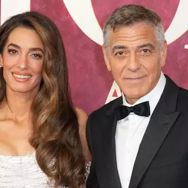George & Amal Clooney | Το τρυφερό φιλί που κατέγραψε ο φακός στα παρασκήνια των Tony Awards
