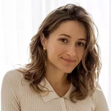 Μαργαρίτα Χρυσάκη | Η μέρα της περιστρέφεται γύρω από τη δημιουργία κοσμημάτων και τη μουσική