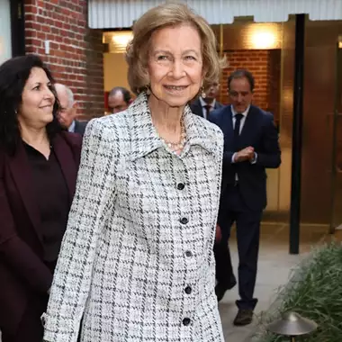 Η βασίλισσα Σοφία στην καλύτερη εμφάνισή της για το 2025 με τουίντ κοστούμι και τα αγαπημένα της μαργαριτάρια