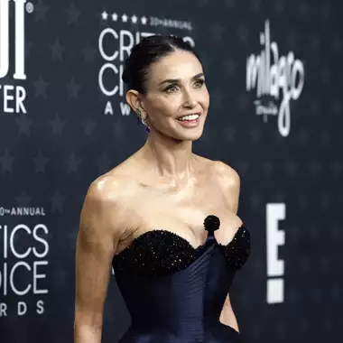 Demi Moore | Με δημιουργία του οίκου Schiaparelli στο κόκκινο χαλί των Critics' Choice Awards λίγο πριν τα ευχάριστα νέα