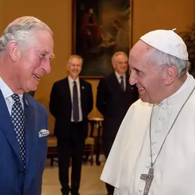 Βασιλιάς Κάρολος | Γιατί δεν επιτρέπεται να είναι παρών στην κηδεία του Πάπα;