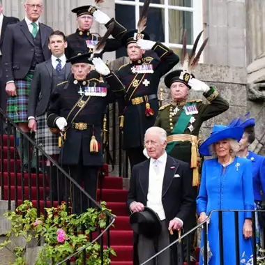 Η βασίλισσα Καμίλα φόρεσε μια ιστορική καρφίτσα γεμάτη συμβολισμούς σε Garden Party στο Εδιμβούργο