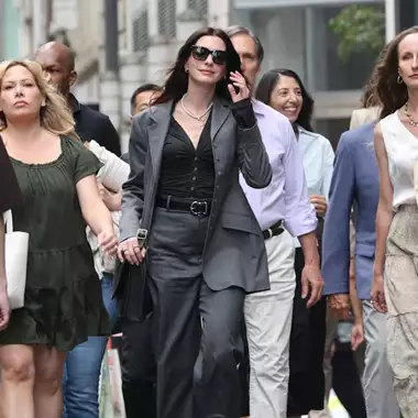 Η Anne Hathaway στo σετ του The Devil Wears Prada 2 - Όλες οι εμφανίσεις της μέχρι σήμερα