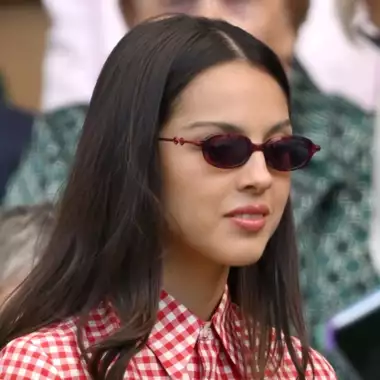 Η Olivia Rodrigo στο πνεύμα του Wimbledon με vintage φόρεμα Ralph Lauren και τον Louis Patridge στο πλευρό της