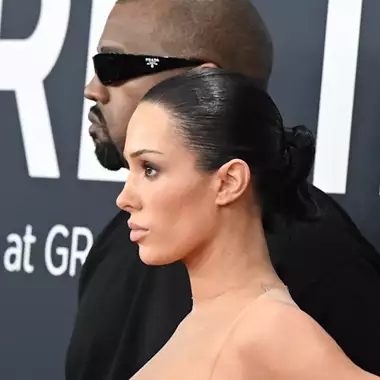 Έπιπλα με γυναικεία σώματα; Η Bianca Censori διχάζει ξανά σε νέα της έκθεση στη Σεούλ