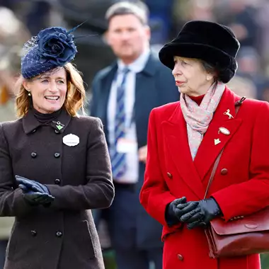 Πριγκίπισσα Άννα | Με κόκκινο παλτό δίνει το έναυσμα για την γιορτινή περίοδο