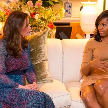 Kate Middleton | Στο σαλόνι της με τη Michelle Obama - Η μίξη ζεστών χρωμάτων με μοντέρνα έπιπλα, έργα τέχνης και λουλούδια παντού