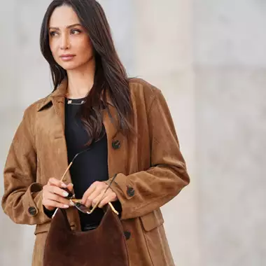 Το suede jacket που δεν θα φύγει ποτέ από τη μόδα