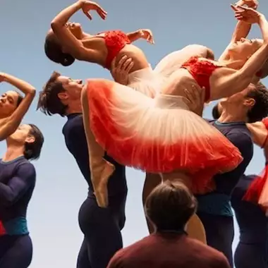 Etoile | Οι δημιουργοί του Gilmore Girls επέστρεψαν με μία ωδή στο μπαλέτο