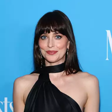 Dakota Johnson | Με μικροσκοπικό μπικίνι πάνω σε σκάφος μετά τον χωρισμό της από τον Chris Martin