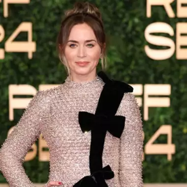 Emily Blunt | Το φόρεμα που επέλεξε και την κάνει να μοιάζει με σέξι χριστουγεννιάτικο δώρο