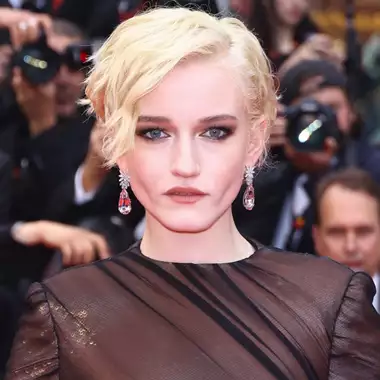 Κάννες 2025 | Η διακριτική λεπτομέρεια στο μακιγιάζ της Julia Garner που φωτίζει το βλέμμα