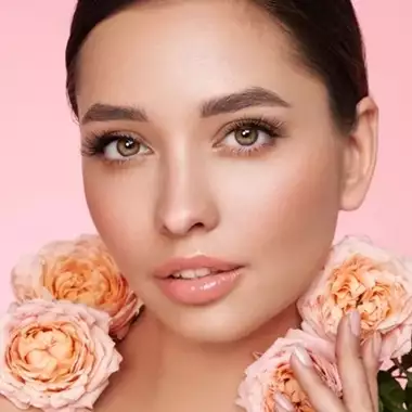 Τα προϊόντα που θα σας χαρίσουν την πιο ελαστική και φωτεινή επιδερμίδα