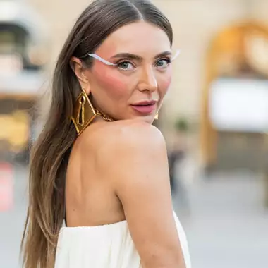 Αυτή η πλούσια μάσκα μαλλιών χρησιμοποιείται πριν το λούσιμο και χαρίζει λάμψη και μεταξένιο άγγιγμα