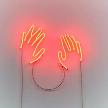 Blue Moon | Ο Γιώργος Μαραζιώτης παρουσιάζει μία από τις πιο σύγχρονες εκθέσεις που μπορείτε να δείτε φέτος σε ελληνικό νησί