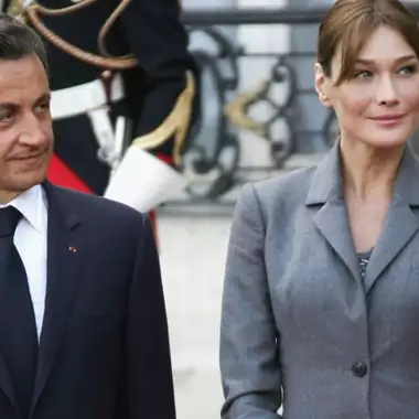 H Carla Bruni αναβίωσε ένα look του 2008 στο Παρίσι