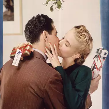 Η παράδοση του φιλιού κάτω από το γκι και η αφροδισιακή του προέλευση