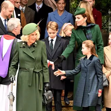 Kate Middleton - Βασίλισσα Καμίλα | Ο λόγος που επέλεξαν ασορτί look στη χριστουγεννιάτικη λειτουργία