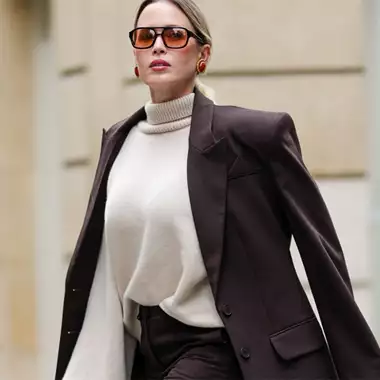 Πουλόβερ σε γήινα χρώματα | Η διαχρονική τάση που θα φορέσουμε φέτος τον χειμώνα