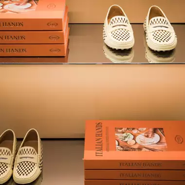 Η Tod’s γιορτάζει την ιταλική δεξιοτεχνία πίσω από το εμβληματικό Gommino με ένα πολυτελές βιβλίο
