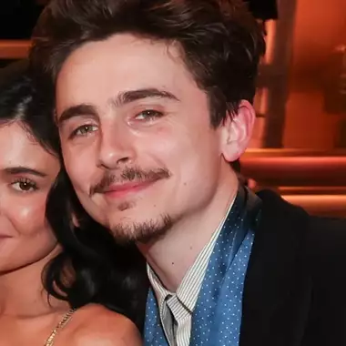 Kylie Jenner | Στο πλευρό του Timothee Chalamet με το vintage Vercace της Elizabeth Hurley