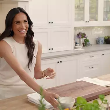 H Meghan Markle μας βάζει στην κουζίνα της για τις ανάγκες της νέας της σειράς