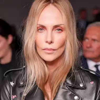 "Του γύρισε την πλάτη": Ο λόγος που η Charlize Theron αγνόησε επιδεικτικά τον Johnny Depp