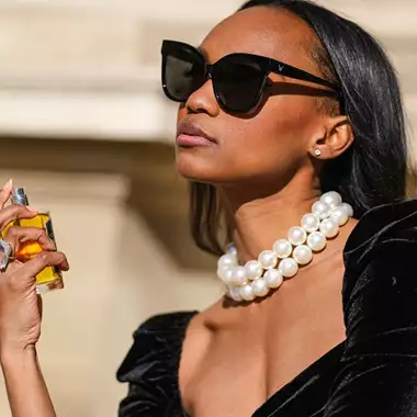 8 best-selling αρώματα που θα σας κάνουν να ερωτευτείτε το σανταλόξυλο