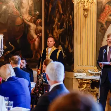 Πριγκίπισσα Catharina Amalia | Εντυπωσίασε με την απροειδοποίητη εμφάνισή της στο δείπνο της συνόδου κορυφής του ΝΑΤΟ