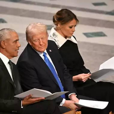 Melania Trump | Γιατί ο statement γιακάς της έγινε viral στην κηδεία του Jimmy Carter;