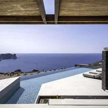 Magma White | Μια κατοικία-καταφύγιο στη Σαντορίνη που όμοιά της δεν έχετε ξαναδεί