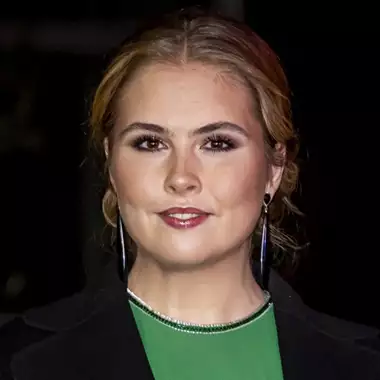 Πριγκίπισσα Amalia | Έτσι αναβίωσε ιστορικό φόρεμα με φτερά της γιαγιάς της βασίλισσας Βεατρίκης