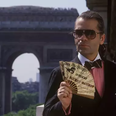 Κarl Lagerfeld | Η εξωφρενική τιμή που άγγιξε σε δημοπρασία το φουτουριστικό του διαμέρισμα στο Παρίσι