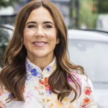 Η βασίλισσα Mary δανείστηκε ένα fashion item από την κόρη της για τη νέα της εμφάνιση