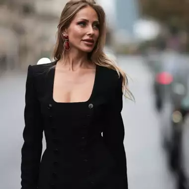 Αυτό είναι το little black dress που θα φορέσετε περισσότερο τα Χριστούγεννα του 2025