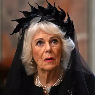 Βασίλισσα Καμίλα | Η ιδιαίερη μαντίλα "στέμμα" που επέλεξε στην επίσκεψή της στο Βατικανό