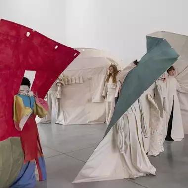 In a Bright Green Field | Η νέα έκθεση του Ιδρύματος ΔΕΣΤΕ και του New Museum στο Μουσείο Μπενάκη