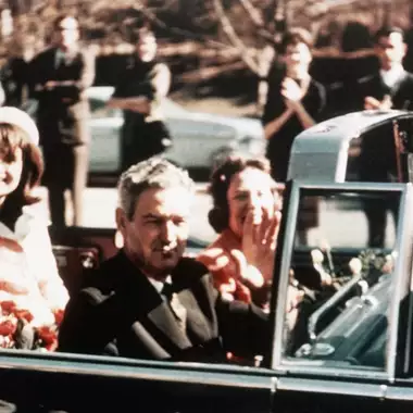 Jackie Kennedy | Γιατί το ιστορικό ροζ κοστούμι της θα παραμείνει κλειδωμένο μέχρι το 2103