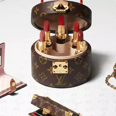 Ο οίκος Louis Vuitton λανσάρει μια πολυτελή σειρά προϊόντων μακιγιάζ που αλλάζει τον χάρτη στον κόσμο της ομορφιάς