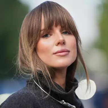 Αυτό το κούρεμα με αφέλειες καμουφλάρει μοναδικά ρυτίδες και κούραση στα μάτια