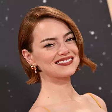 Emma Stone | Το μανικιούρ της είναι η απόδειξη πως το μπορντό χρώμα είναι η απόλυτη επιλογή για το φθινόπωρο